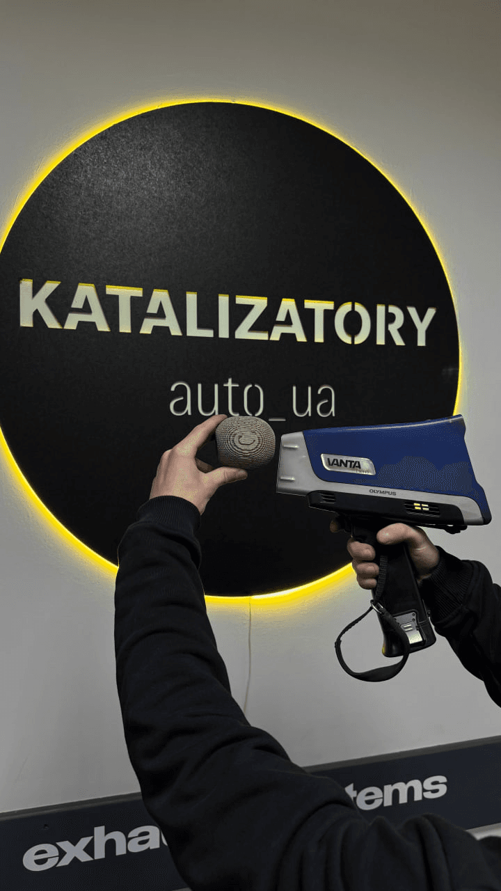 Спектрометр Olympus під час оцінки каталізатора