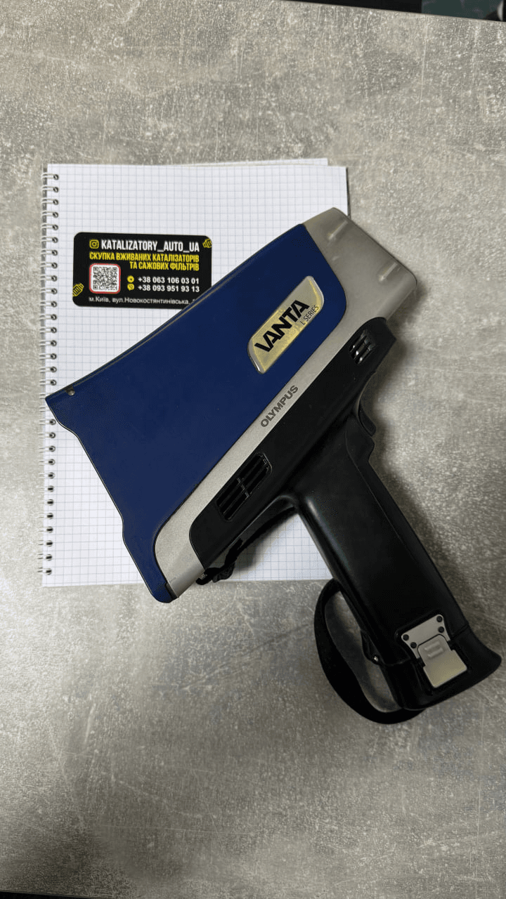 Спектрометр Olympus під час оцінки каталізатора