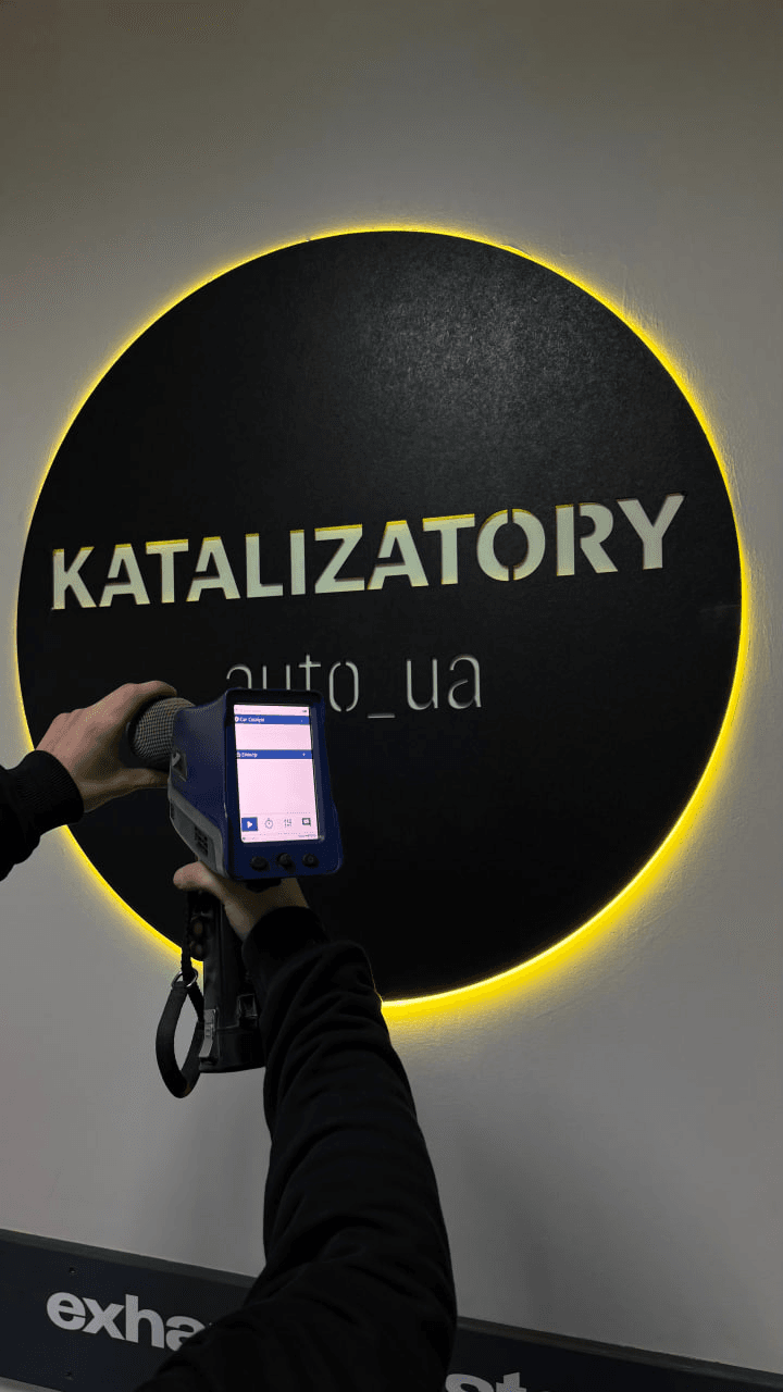 Спектрометр Olympus під час оцінки каталізатора